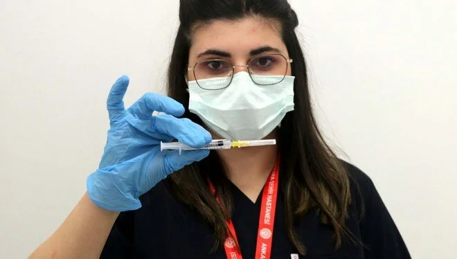 Yeni Karar: Negatif ve aşılı temaslıya karantina yok